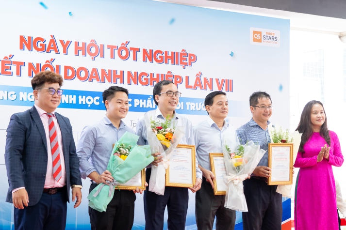 [Video] Sinh viên Viện Khoa học Ứng dụng HUTECH bảo vệ đồ án trước doanh nghiệp và “săn” việc ngay tại trường 160