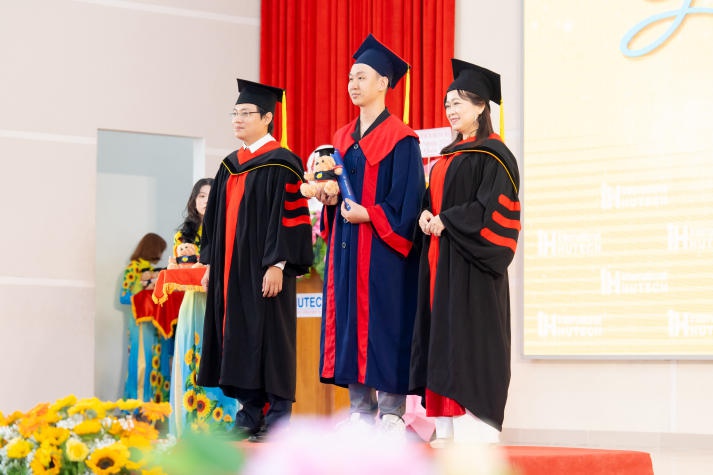 [Video] Over 400 HUTECH Masters and Bachelors of International and Transnational programs excitedly attend their graduation ceremony 120