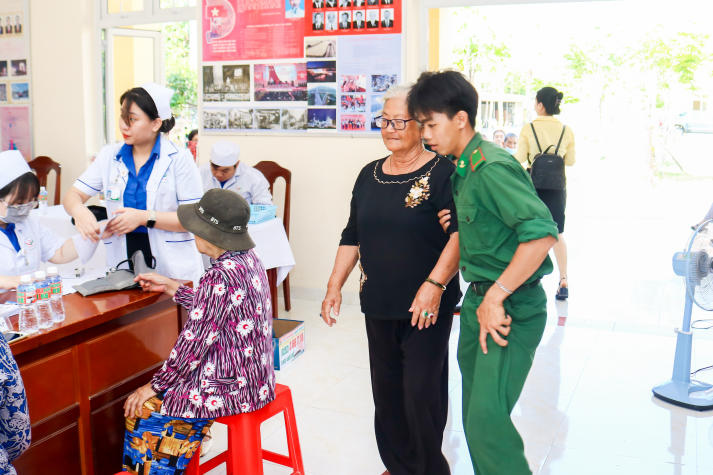 Tuổi trẻ Khoa Khoa học Xã hội và Quan hệ Công chúng tổ chức khám bệnh miễn phí cho hơn 200 người dân tại TP. Phan Thiết 54
