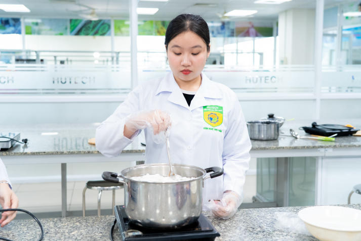 [Ảnh] Vị ngọt đoàn viên: Trải nghiệm nghề và giá trị Tết của sinh viên Công nghệ thực phẩm 54