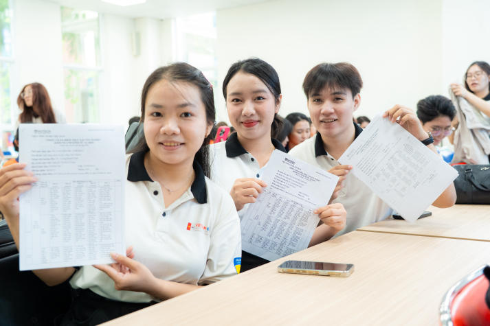 Sinh viên VKIT Khóa 21 trình làng loạt ý tưởng sáng tạo tại Triển lãm Poster 37