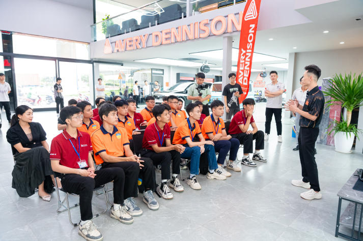 [Video] BƯỚC VÀO THẾ GIỚI CỦA NHỮNG SIÊU XE BẬC NHẤT VÀ CÔNG NGHỆ ĐỈNH CAO – SINH VIÊN VIỆN ĐÀO TẠO QUỐC TẾ HUTECH ĐÃ CÓ MỘT NGÀY “MÃN NHÃN” TẠI AVERY DENNISON! 46