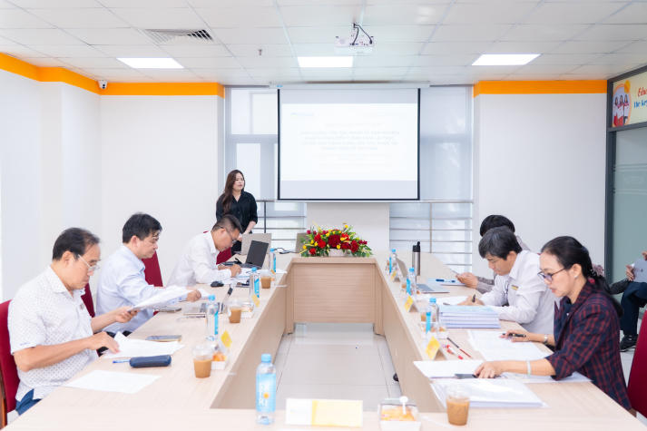 Nhiều đề tài thể hiện xu hướng tiếp thị hiện đại tại buổi bảo vệ luận văn/đề án Thạc sĩ ngành Marketing 36