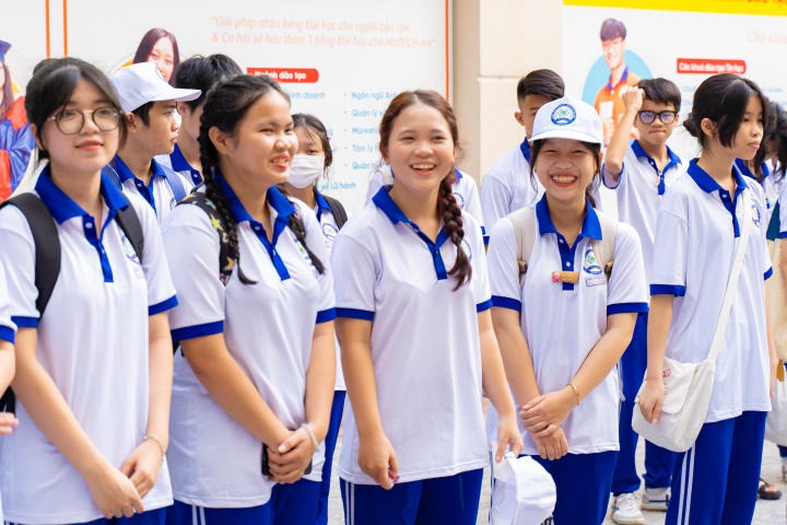 Học sinh THCS-THPT Văn Hóa Việt hào hứng tham quan HUTECH 28