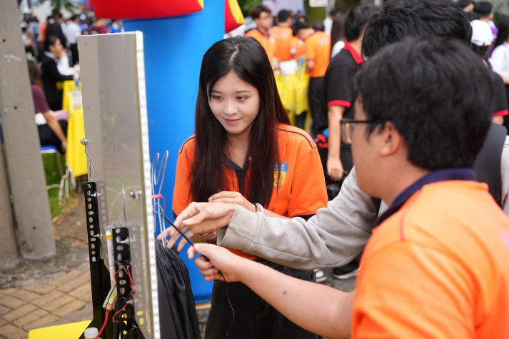 HUTECH cùng sĩ tử 2k8 tháo gỡ băn khoăn chọn Trường tại Ngày hội lựa chọn nguyện vọng xét tuyển 2026 120