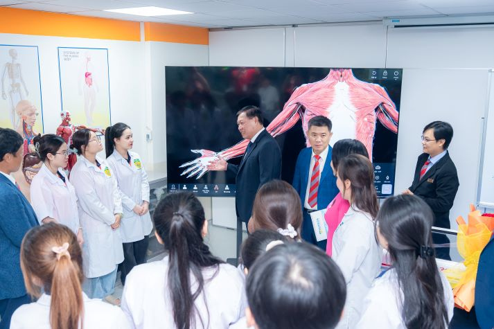 Thứ trưởng Bộ Y tế Đỗ Xuân Tuyên cắt băng khánh thành Trường Y và Khoa học Sức khỏe HUTECH 66