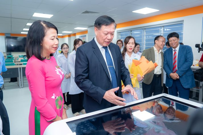 Thứ trưởng Bộ Y tế Đỗ Xuân Tuyên cắt băng khánh thành Trường Y và Khoa học Sức khỏe HUTECH 59