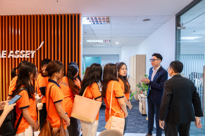 PR-ers HUTECH “chạm” môi trường doanh nghiệp tài chính tại Mirae Asset 65