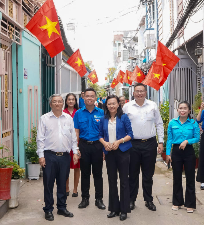 Sinh viên Khoa Marketing - Kinh doanh quốc tế thực hiện công trình “Đường cờ Tổ quốc”, lan tỏa tinh thần vì cộng đồng 38