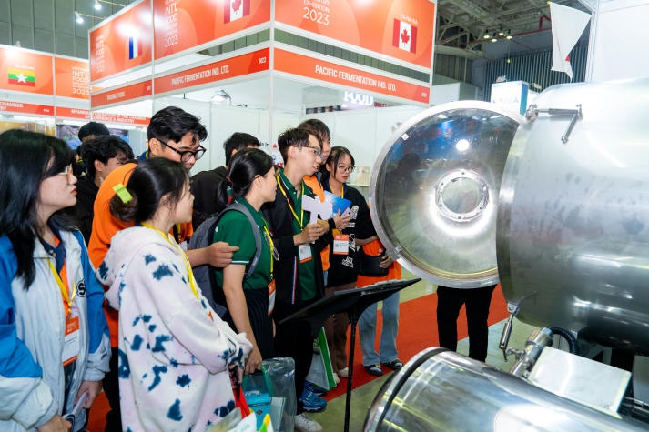 Sinh viên ngành Công nghệ thực phẩm HUTECH khám phá ngành Công nghiệp thực phẩm tại triển lãm “Vietnam Foodexpo 2023” 59