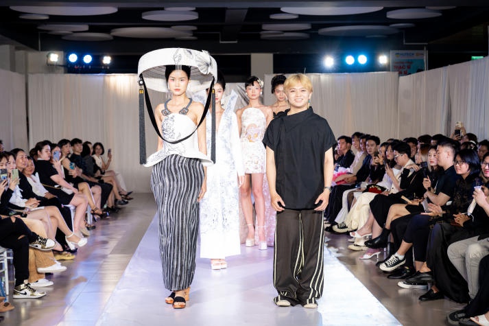 [Video] Sinh viên Thiết kế thời trang HUTECH “trình làng” loạt đồ án tốt nghiệp với nhiều ý tưởng độc đáo 307