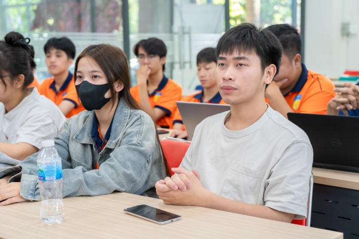 Sinh viên Khoa Kiến trúc - Mỹ thuật tiếp bước chân Bác, lan tỏa bản lĩnh thanh niên 97