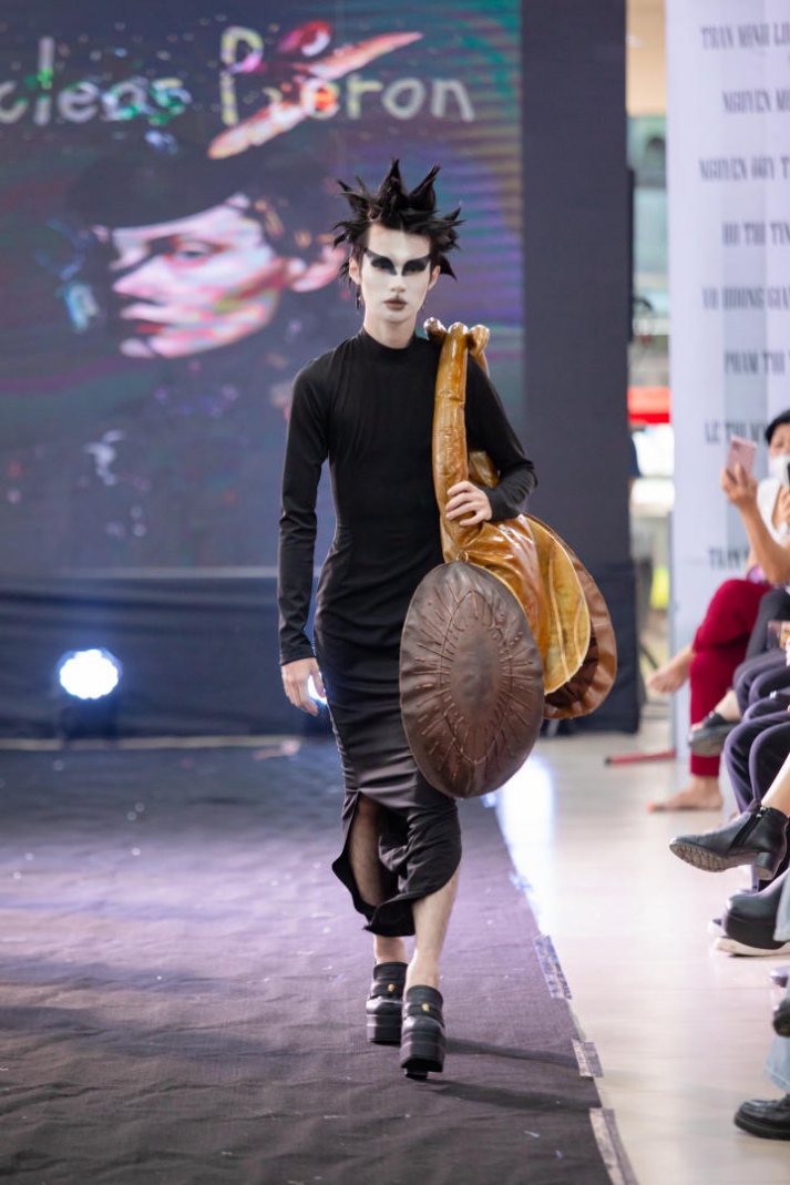 [Video] Đem bọ cánh cứng và người vô gia cư vào đồ án tốt nghiệp, 02 sinh viên ngành Thiết kế thời trang HUTECH “cán đích” thủ khoa và á khoa 240