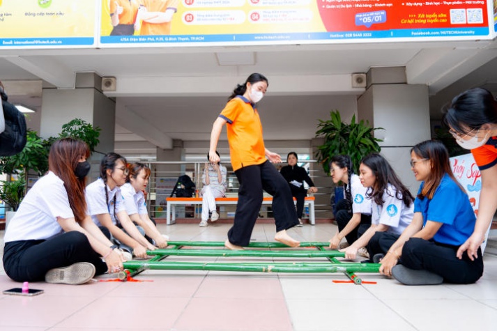 Sinh viên Khoa Quản trị kinh doanh HUTECH lan tỏa văn hóa Tết truyền thống, tình xuân ấm áp qua hoạt động “Xuân Đất Việt” 34