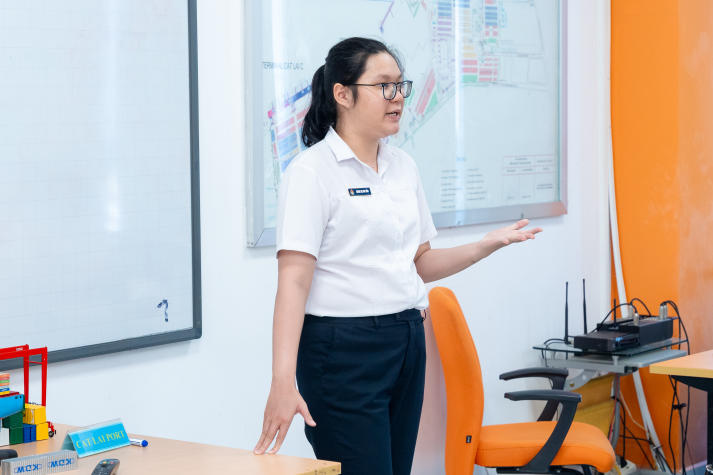 Sinh viên Viện Công nghệ Việt - Hàn tìm hiểu thực tế vận hành logistics tại Cảng Cát Lái 24