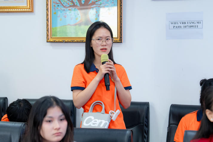 Bước vào “hậu trường” ngân hàng: Sinh viên Khoa Tài chính - Thương mại học nghề tại VRB 64