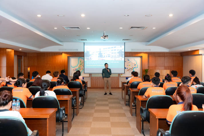 Sinh viên Logistics và quản lý chuỗi cung ứng “giải mã” nghiệp vụ Logistics tại Khu chế xuất Tân Thuận 22