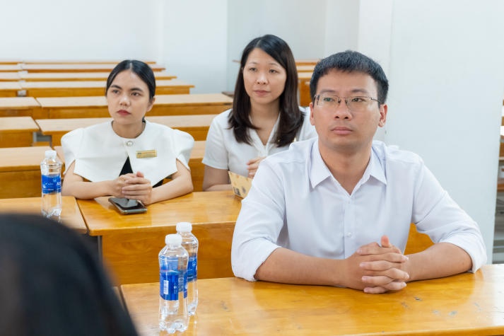 Giảng viên Khoa Trung Quốc học trao đổi kinh nghiệm giảng dạy qua Seminar "Ứng dụng E-learning trong giảng dạy tiếng Trung" 111