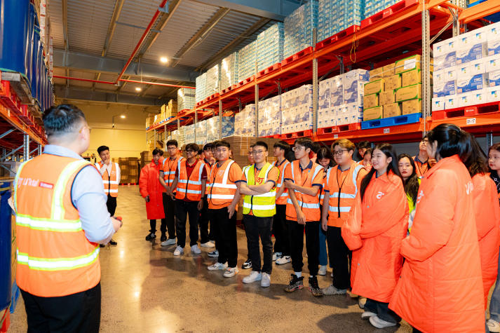 [Hướng nghiệp 2026] Tốt nghiệp Logistics làm gì? Bản đồ nghề nghiệp trải dài từ cảng biển, kho vận đến thương mại điện tử 38