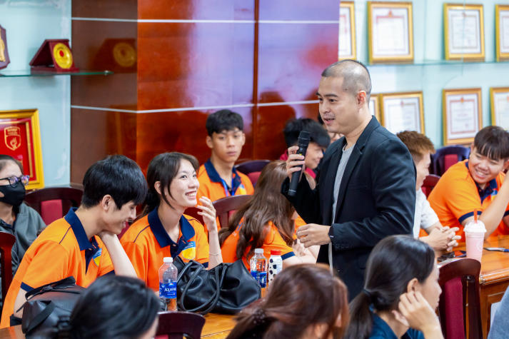 Sinh viên Khoa Quản trị kinh doanh học kỹ năng tuyển dụng cùng Công ty TNHH HR1 Vietnam Holdings trước kỳ thực tập 94