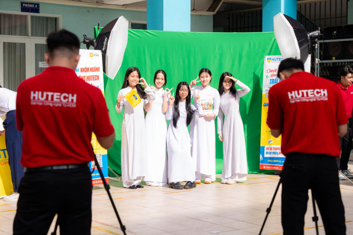 Học sinh THPT khám phá loạt mô hình học thuật sáng tạo tại gian hàng HUTECH 43