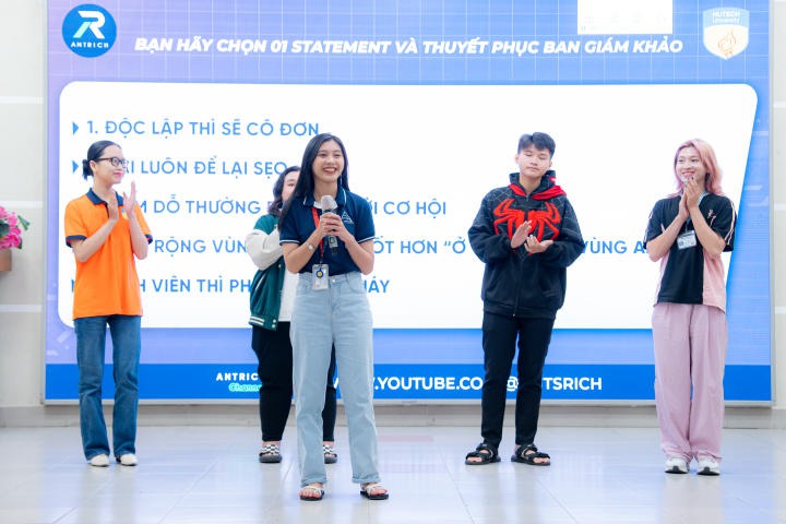 [Video] MC Vũ Mạnh Cường và Á hậu Hà Thu “bật mí” bí quyết gia tăng sức hút khi giao tiếp cho sinh viên HUTECH 131