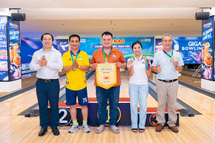 Liên quân VPT - VP.HĐT - P.NS – B.TT - TT.KĐ-ĐBCL - TT.IT lập “hat-trick” vô địch Bowling 59