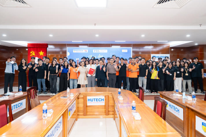 Tân sinh viên Khoa Hệ thống thông tin quản lý “mở khóa” hành trình đại học 72