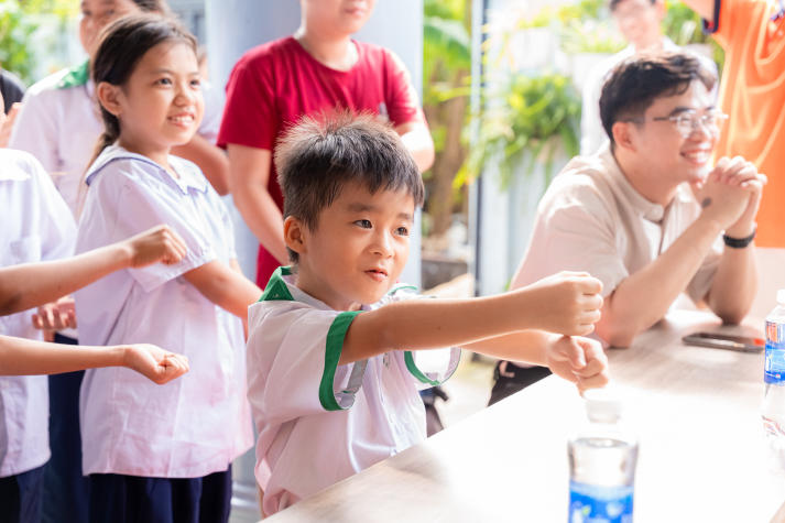 Sinh viên Viện Kỹ thuật gửi Trung thu yêu thương đến với trẻ em trường tình thương 33