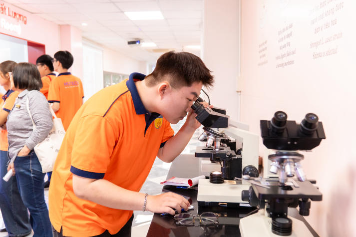 Sinh viên Công nghệ sinh học khám phá “hệ sinh thái lợi khuẩn” hiện đại tại Nhà máy Yakult Việt Nam 97