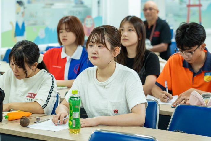 Hosei University students explore Vietnamese culture and language at HUTECH 32