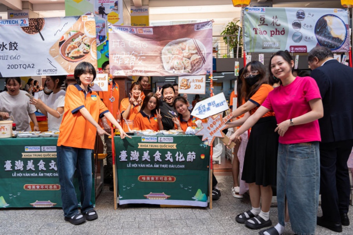 Sinh viên HUTECH hào hứng trải nghiệm món ngon xứ Đài 156