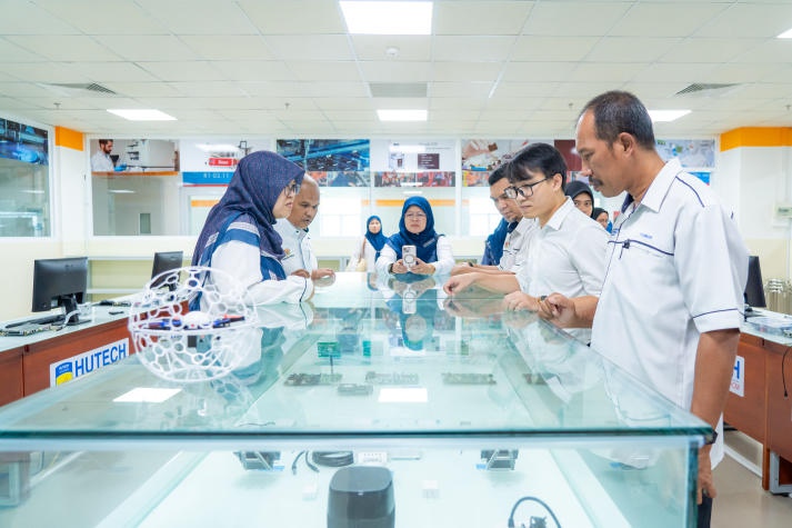 Ampangan Vocational College visits HUTECH and tours facilities at Saigon Hitech Park Campus 61