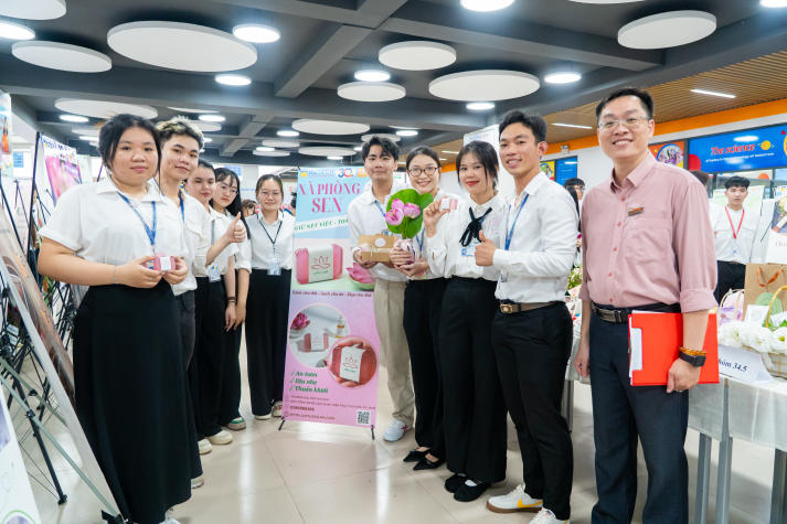 [Video] Khi sinh viên Khoa Quản trị Kinh doanh trở thành “nhà sáng tạo xanh” 120