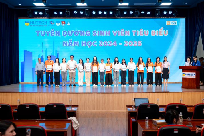 Khoa Dược HUTECH tổng kết phong trào sinh viên và tiếp lửa hành trình năm học mới 74