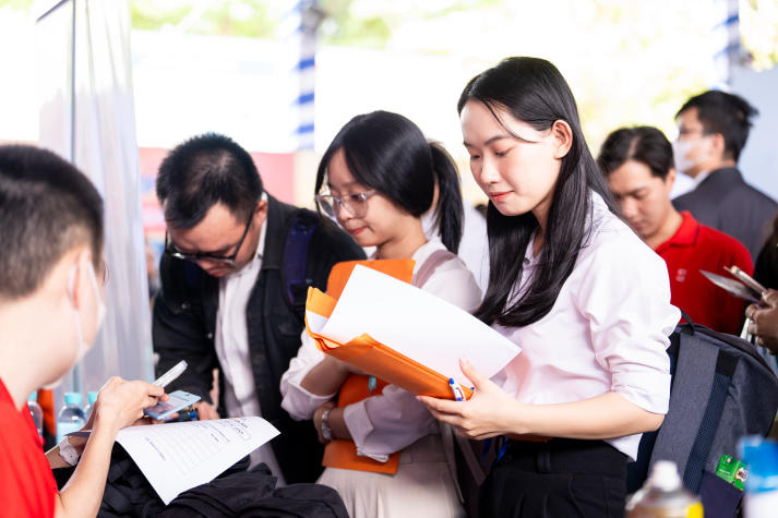 Gần 180 doanh nghiệp lớn quy tụ, loạt vị trí việc làm “hot” rộng mở tại HUTECH Job Fair 2026 23