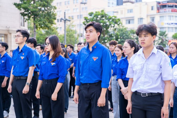 Tuổi trẻ HUTECH dâng hoa tưởng nhớ Bác, tiếp nối giá trị lịch sử và tinh thần cống hiến 43