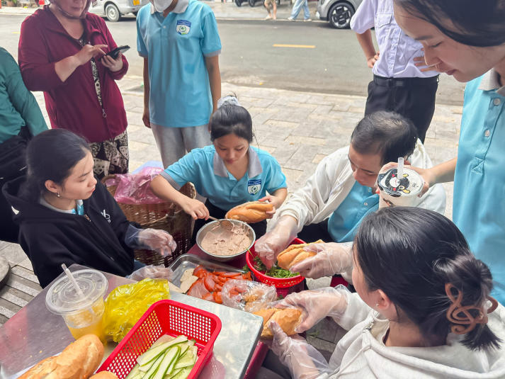 Sinh viên Khoa Điều dưỡng - Kỹ thuật y học trao yêu thương, lan tỏa trách nhiệm đến cộng đồng 19