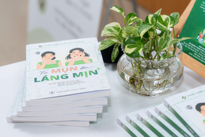 Viện Khoa học Ứng dụng tiếp nhận bộ sách chuyên sâu về chăm sóc da từ Doctor Acnes 36