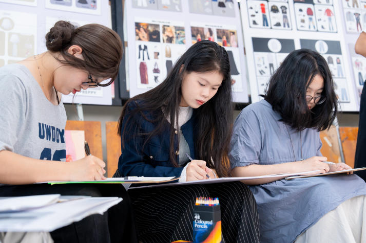 [Video] Sinh viên Thiết kế thời trang HUTECH khuấy động sàn runway với những thiết kế cá tính 59