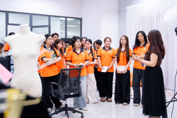 ​[Video] Sinh viên Truyền thông đa phương tiện “nhập vai” thành host livestream chuyên nghiệp trong chuyến đi đến G.DJS 32