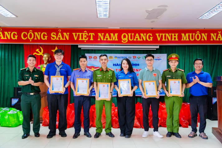 [Ảnh] Chi bộ 17 HUTECH nối dài tinh thần bảo vệ chủ quyền biển đảo tại Đồn Biên phòng Cần Thạnh (Cần Giờ) 144