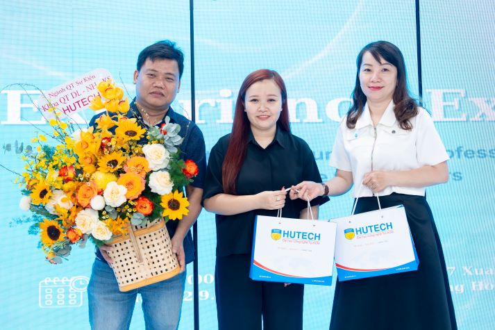 Sinh viên Quản trị sự kiện “đột nhập” hậu trường sản xuất tại Công ty TNHH TM&DV V-94 18