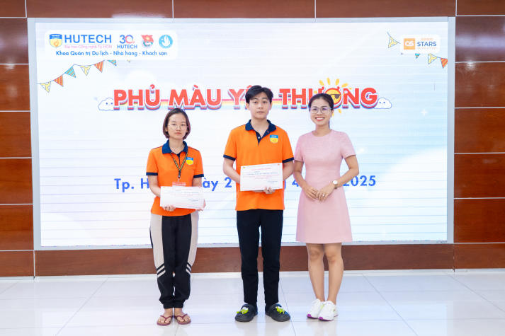 Khoa Quản trị Du lịch - Nhà hàng - Khách sạn lan tỏa yêu thương qua từng chú heo đất 112