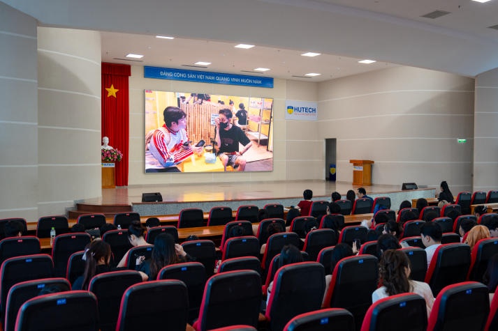 Sinh viên Quan hệ công chúng trình làng các video phóng sự và tỏa sáng tại Đêm tiệc "Dạ Huyền" 8