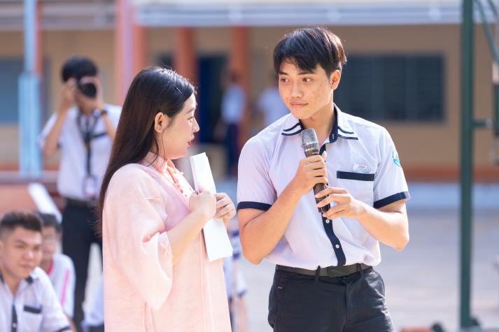 [Video] HUTECH Scholarship Tour 2026 mang mưa học bổng đến THPT Vĩnh Long 54