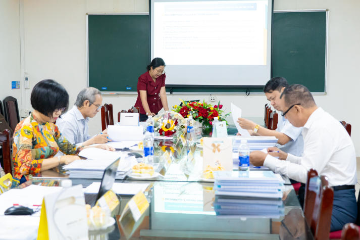 Giải quyết "bài toán" pháp lý từ thực tiễn kinh tế - xã hội tại buổi bảo vệ luận văn/đề án Thạc sĩ Luật kinh tế 4