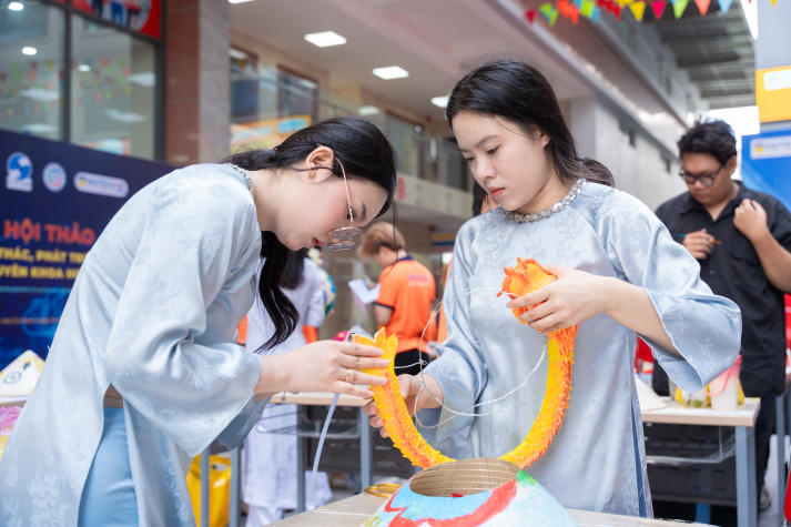 Một chiếc nón - Ngàn ý tưởng: Sinh viên HUTECH bứt phá sáng tạo chào mừng 31 năm thành lập Trường 24