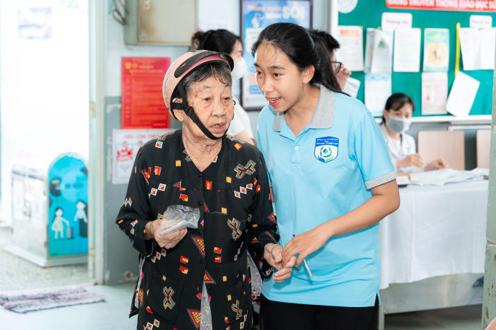 Sinh viên Điều dưỡng - Kỹ thuật y học vận dụng chuyên môn hỗ trợ chăm sóc sức khỏe cộng đồng 76