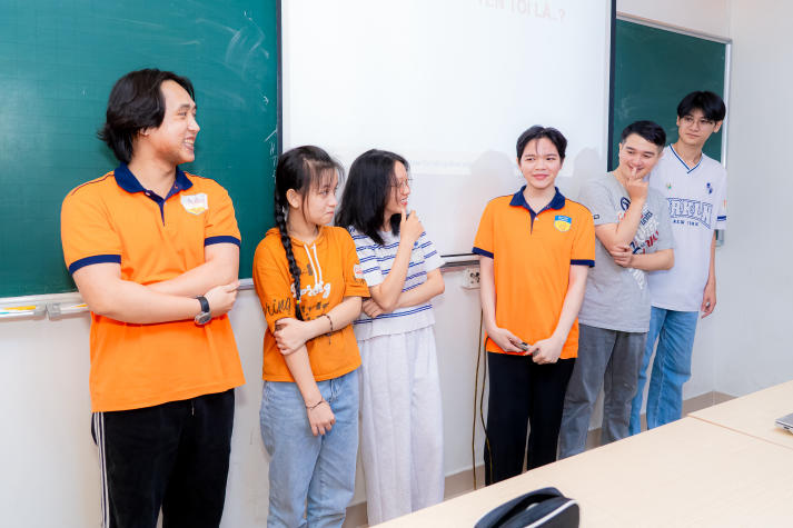 Tự tin cất tiếng nói, sinh viên HUTECH chinh phục kỹ năng thuyết trình trước đám đông 40